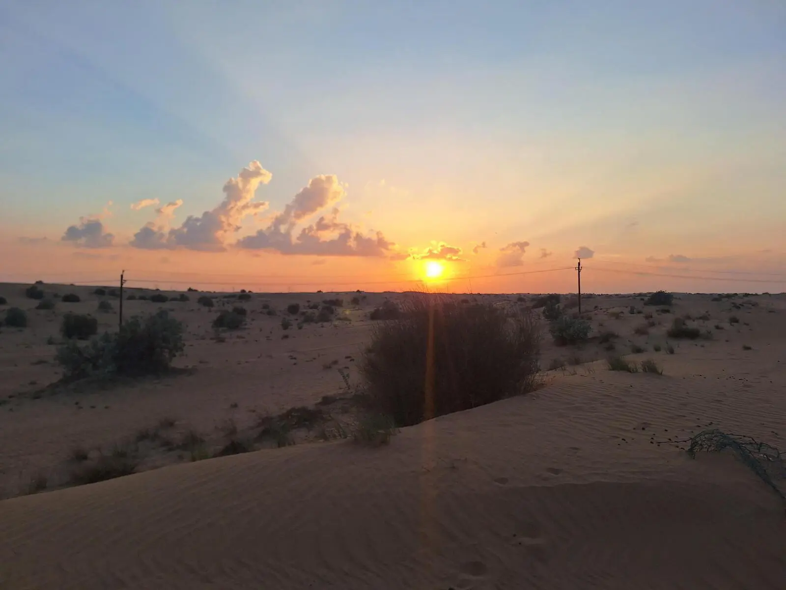 Verloren in der Weite der Wüste - auch Dubais endlose Sandmeere erkunden